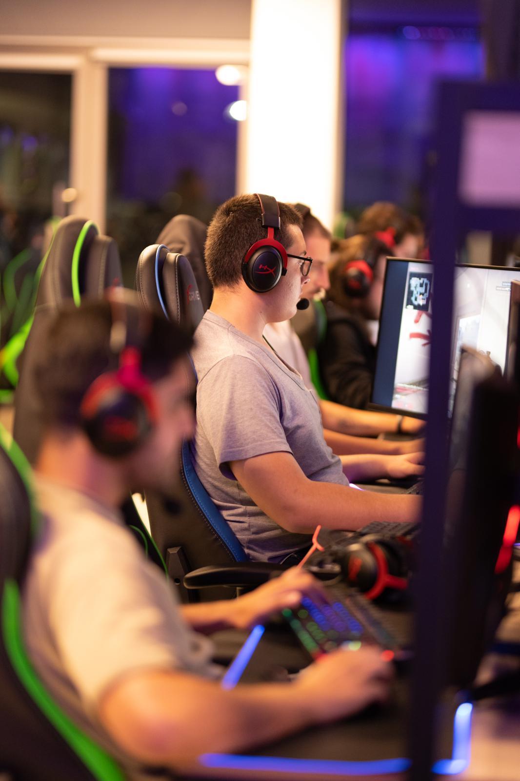 MDR Gaming House'da bilgisayarlarında oyun oynayan oyuncular